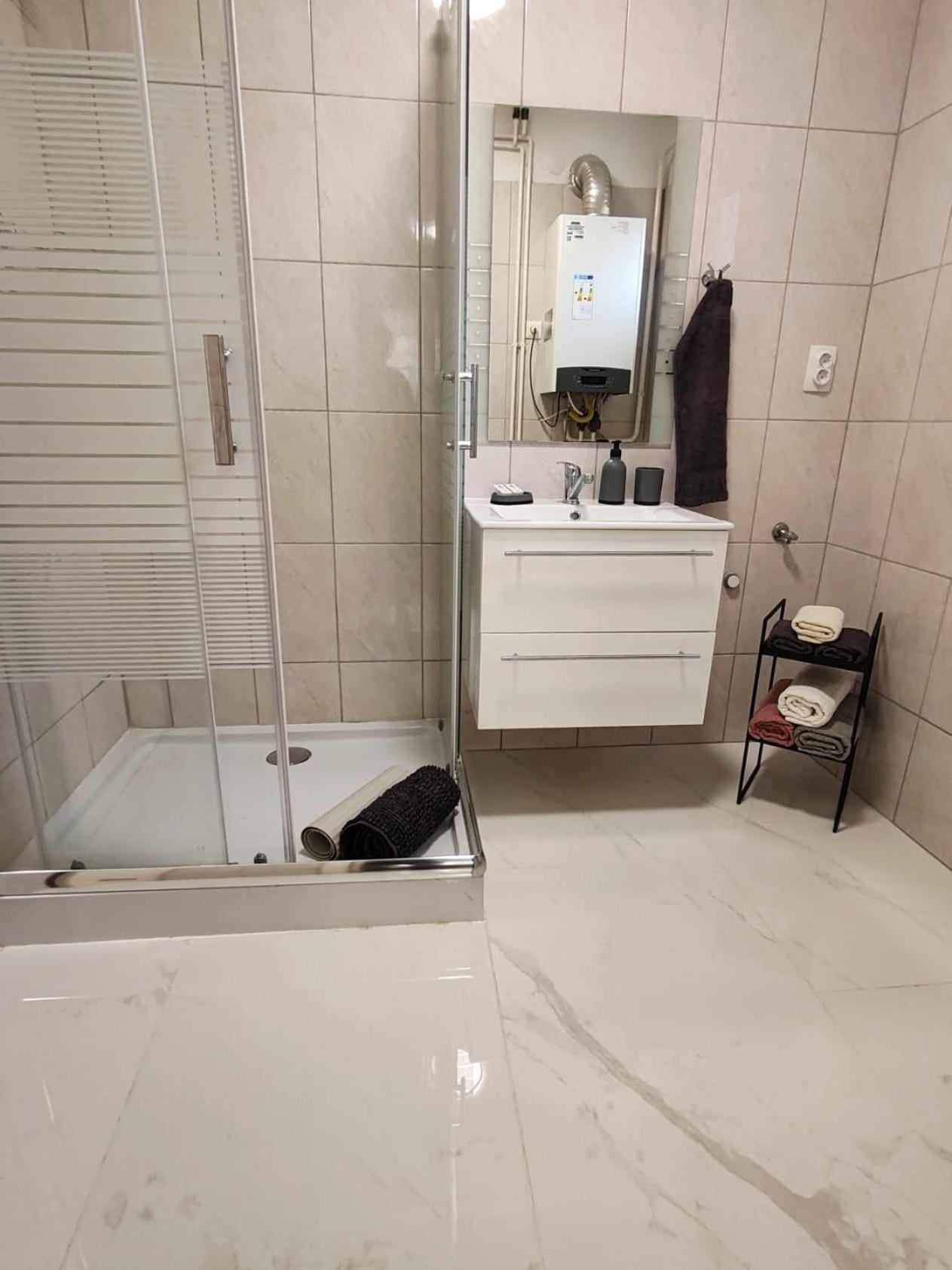 To Apartman Gunarasfuerdo Dombovar Luaran gambar